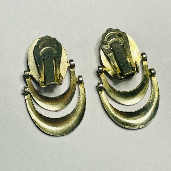 Unique Vtg plastic molded cameo clip on MCM style earrings (1.5x1”) - Picture 5 of 7